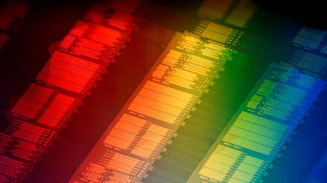 Photograph showing hundreds of semiconductor lasers and silicon nitride microresonators (credit: Chao Xiang, UCSB)