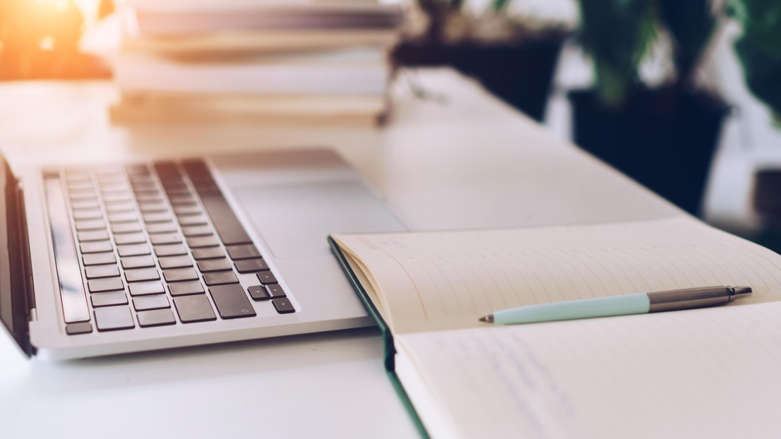 Certains bâtiments sont conçus pour garantir un éclairage naturel optimal au cours de la journée. © iStock