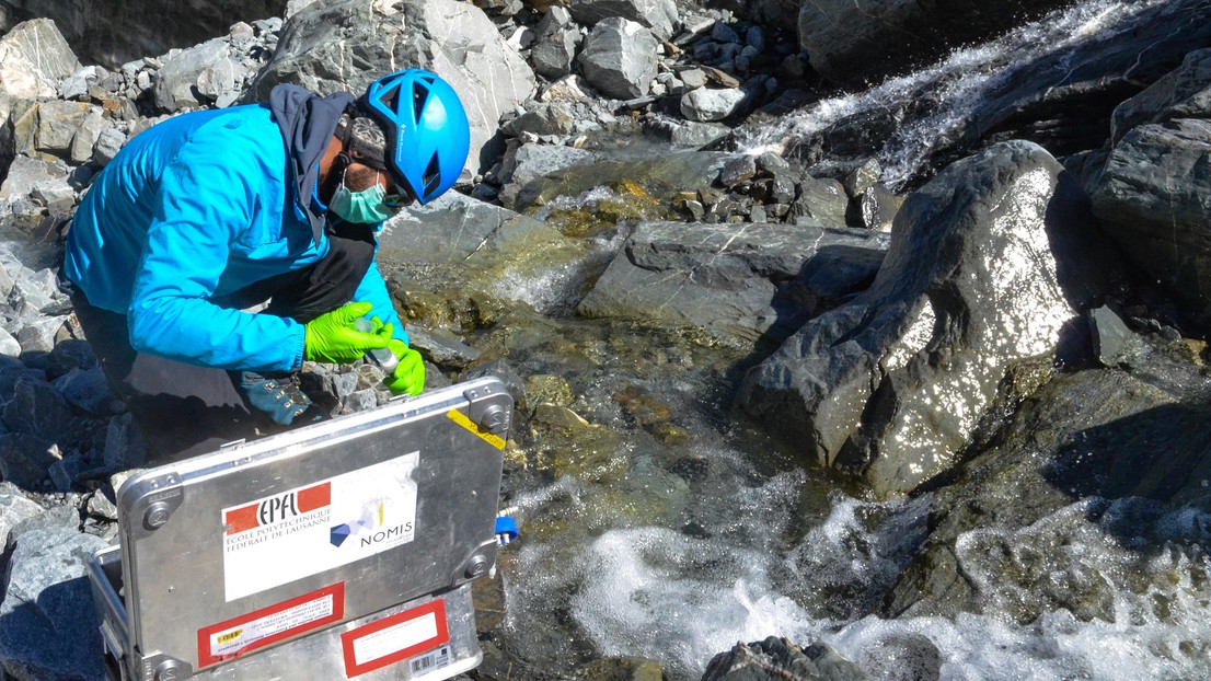 Sampling at Shackleton Glacier, New Zealand. 2022 EPFL / Matteo Tolosano - CC-BY-SA 4.0