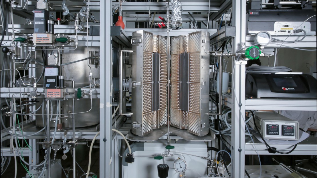 The reaction setup used to transform carbon dioxide with precisely layered catalysts. 2024 EPFL / Alain Herzog CC-BY-SA 4.0