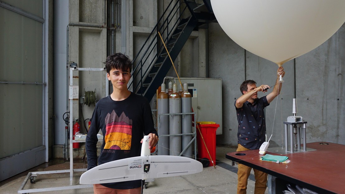 Yohan Hadji with the probe before launch at MeteoSwiss © 2024 Yohan Hadji