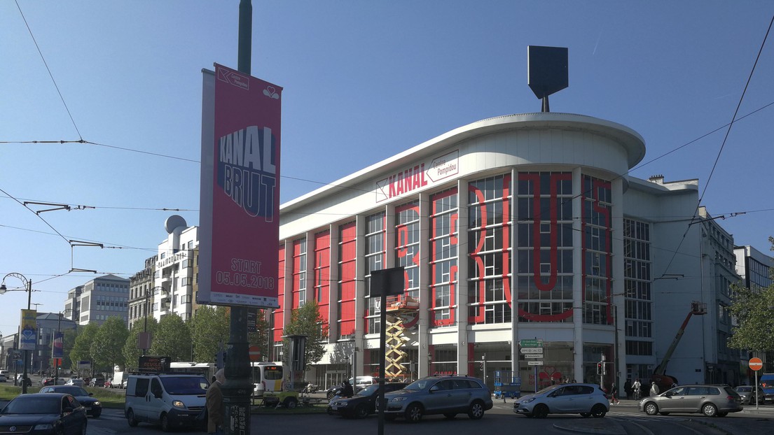 The old garage and its showroom in May 2018. © Wikimedia Commons