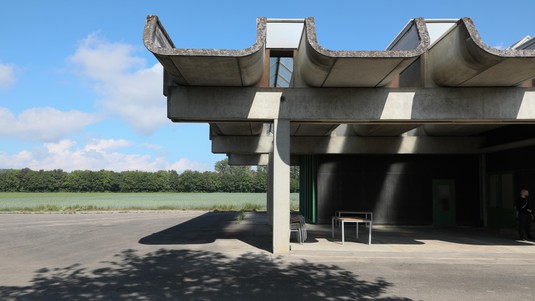 The three modular elements: pillars, beams and U-shaped roof sections. © Alain Herzog/EPFL