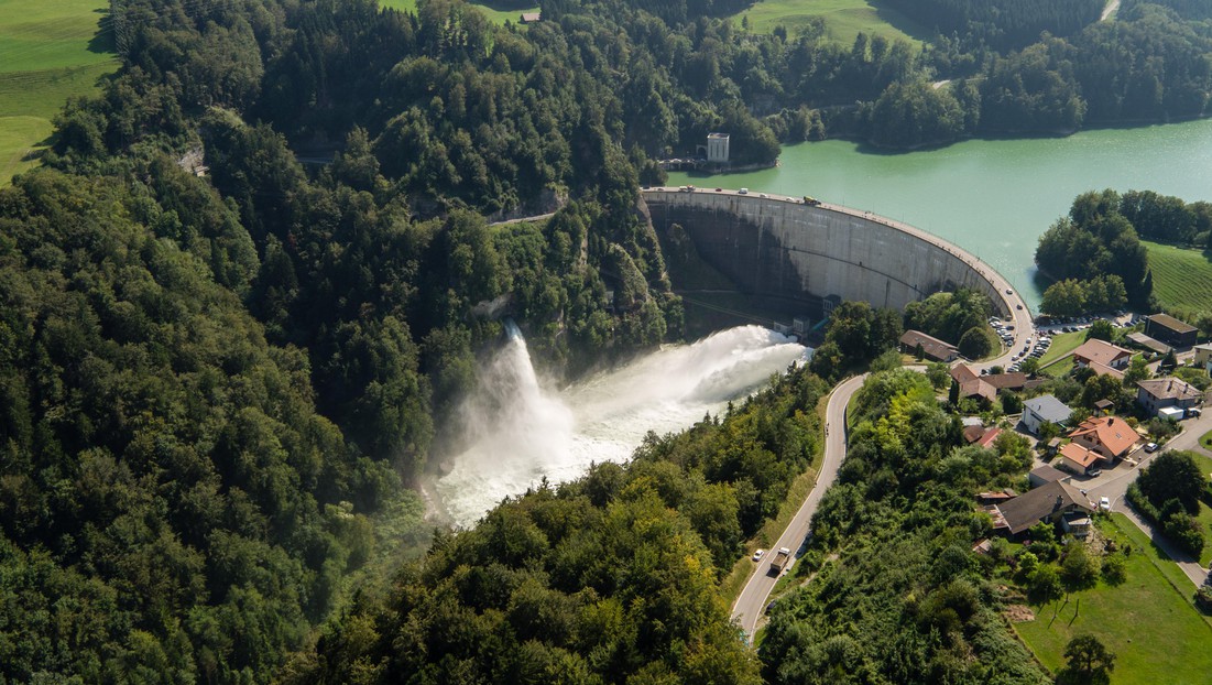 The Rossens dam during the artificial flood. © Research unit Ecohydrology ZHAW