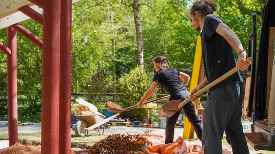 The students building the Pavilion at the Zoo. © EAST/Jeckelmann/EPFL