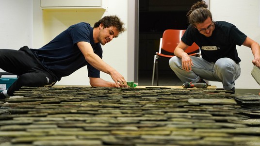 The students building the roof out of stones. © EAST/Jeckelmann/EPFL