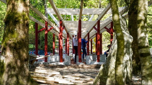 The students building the Pavilion at the Zoo. © EAST/Jeckelmann/EPFL