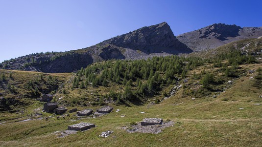 Before and after photos of a similar project in Sceru (Ticino), in 2015. Photo by Pino Brioschi.