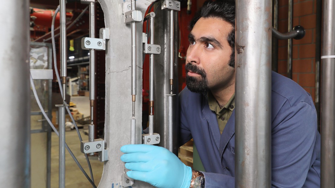 Amir Hajiesmaeili tested the properties of the new material under different pressures.  © Alain Herzog /EPFL