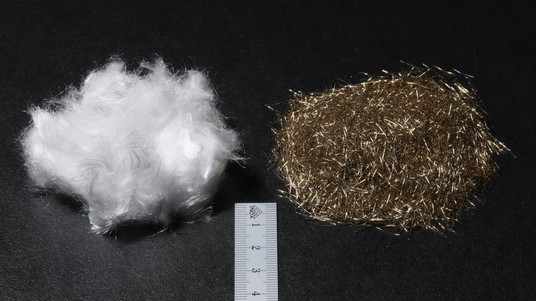 Synthetic fiber and steel fiber next to each other. © Alain Herzog /EPFL