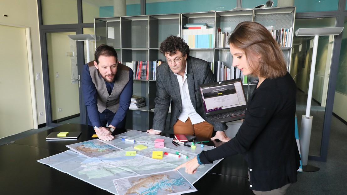 From left to right, Guillaume Drevon, Vincent Kaufmann and Armelle Hausser du Laboratoire de sociologie urbaine.  © Alain Herzog / EPFL